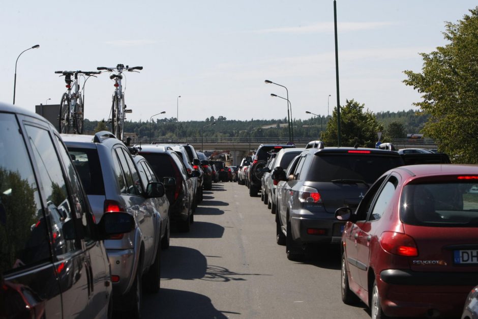 Smiltynės perkėloje – automobilių spūstys į Kuršių neriją