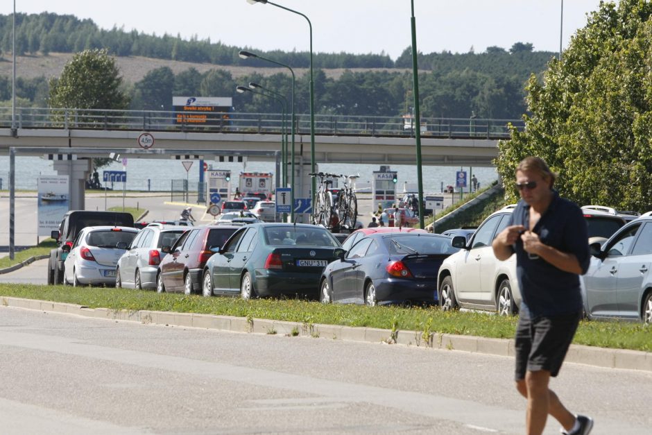 Smiltynės perkėloje – automobilių spūstys į Kuršių neriją