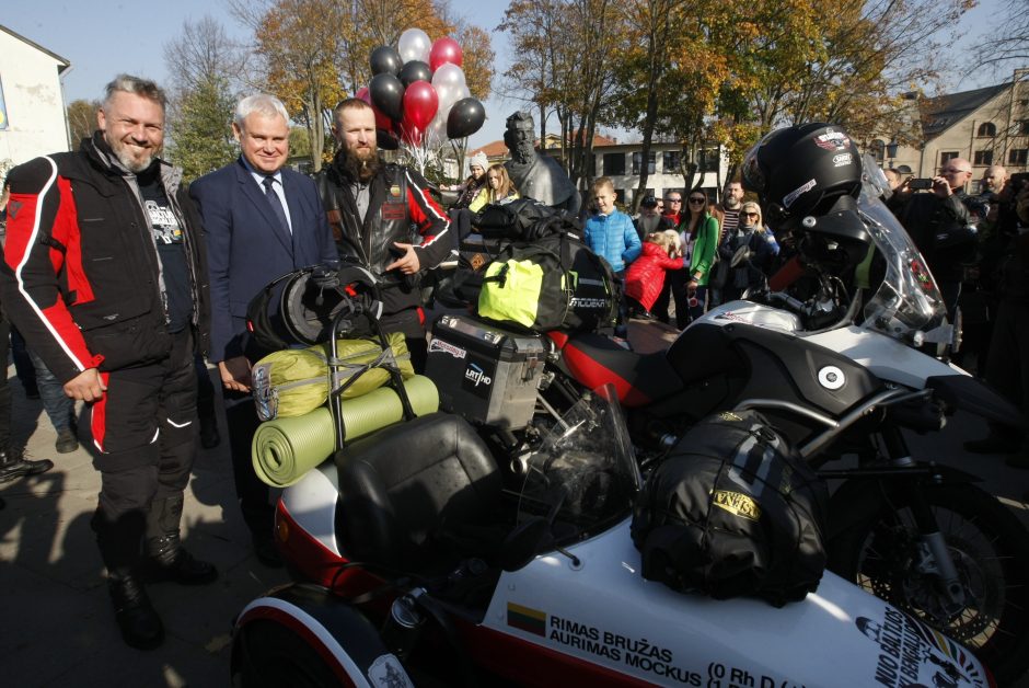 Į Bengaliją motociklininkai išvyko su duona ir lašiniais