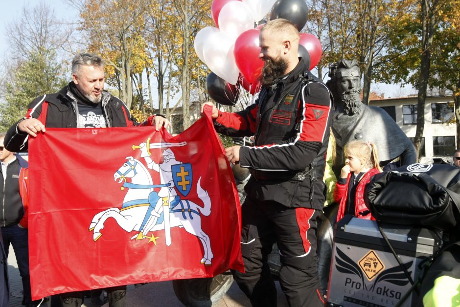 Į Bengaliją motociklininkai išvyko su duona ir lašiniais