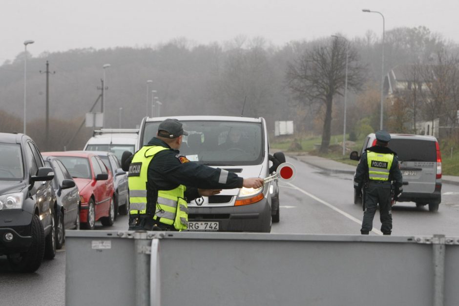 Klaipėdiečiai plūsta lankyti artimųjų kapų