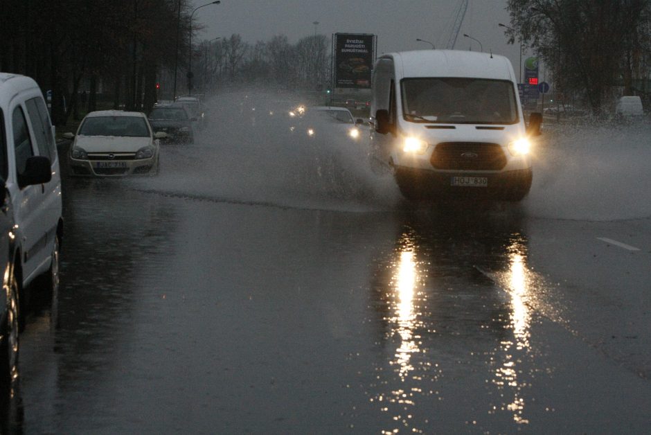 Klaipėda skęsta: užlieti kiemai, sugedusios mašinos (draudikų komentarai)