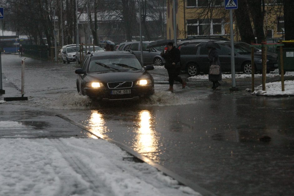 Klaipėda skęsta: užlieti kiemai, sugedusios mašinos (draudikų komentarai)