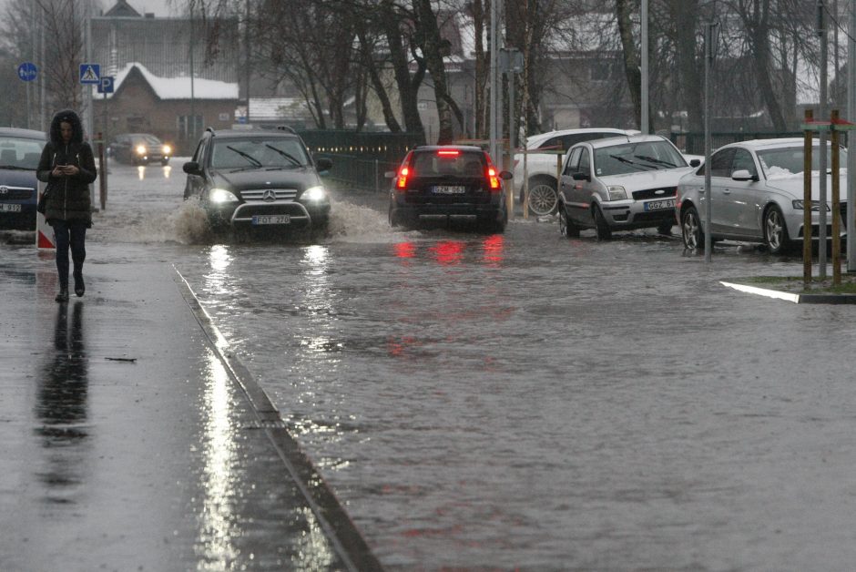 Klaipėda skęsta: užlieti kiemai, sugedusios mašinos (draudikų komentarai)