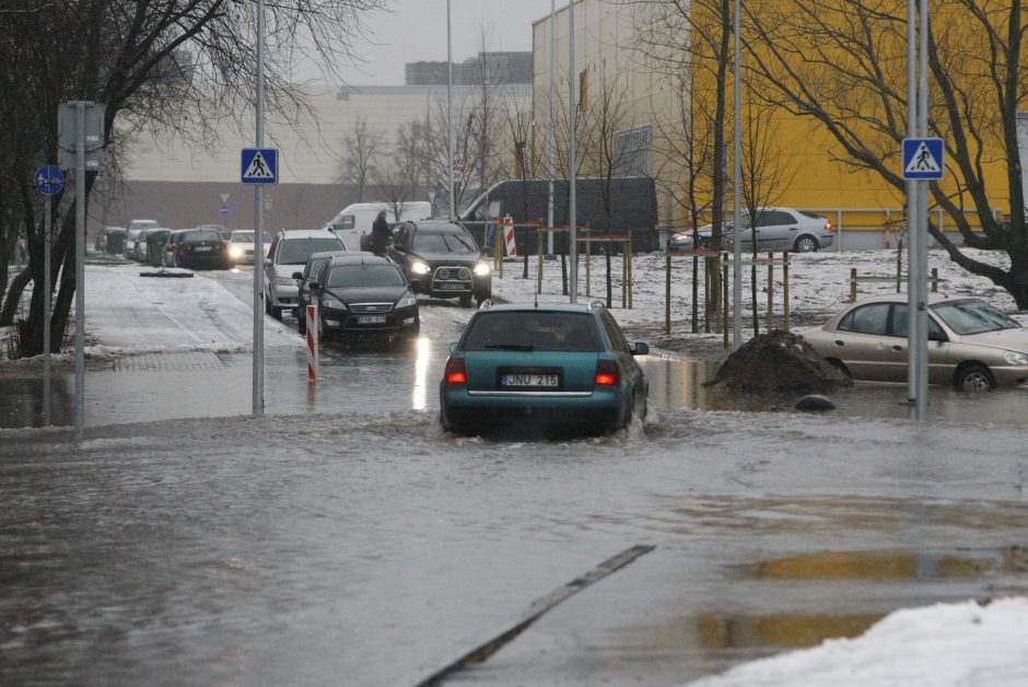 Klaipėda skęsta: užlieti kiemai, sugedusios mašinos (draudikų komentarai)