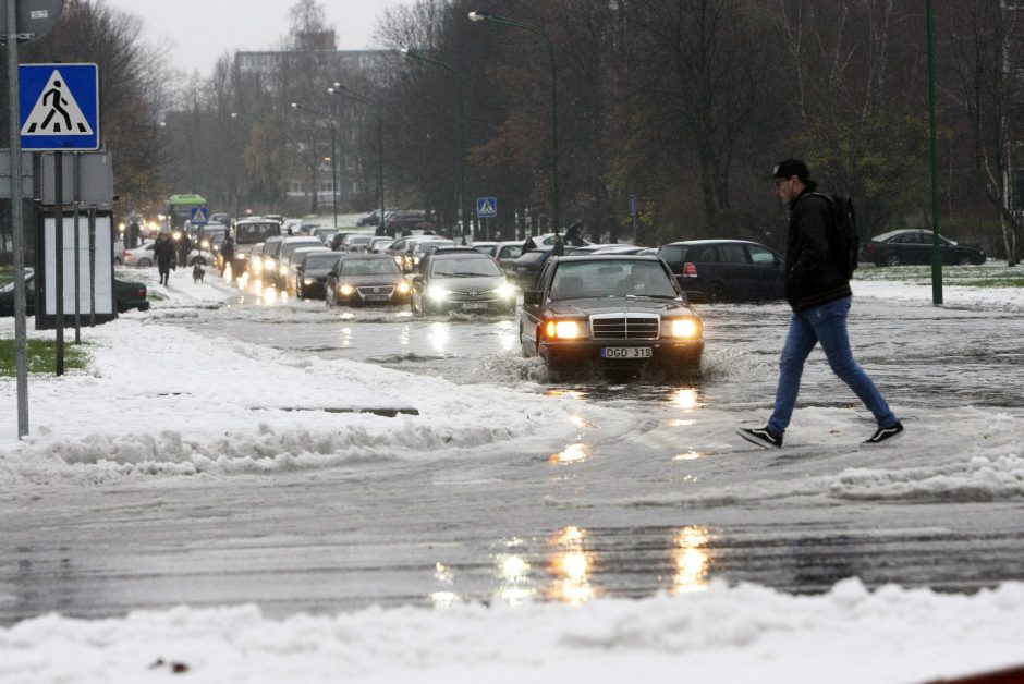 Klaipėda skęsta: užlieti kiemai, sugedusios mašinos (draudikų komentarai)