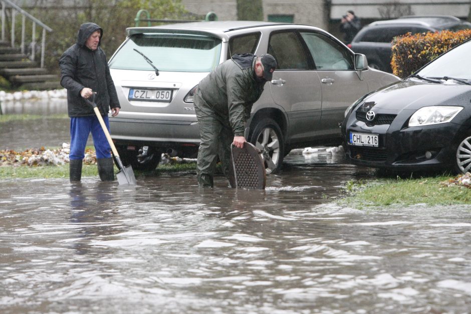 Klaipėda skęsta: užlieti kiemai, sugedusios mašinos (draudikų komentarai)