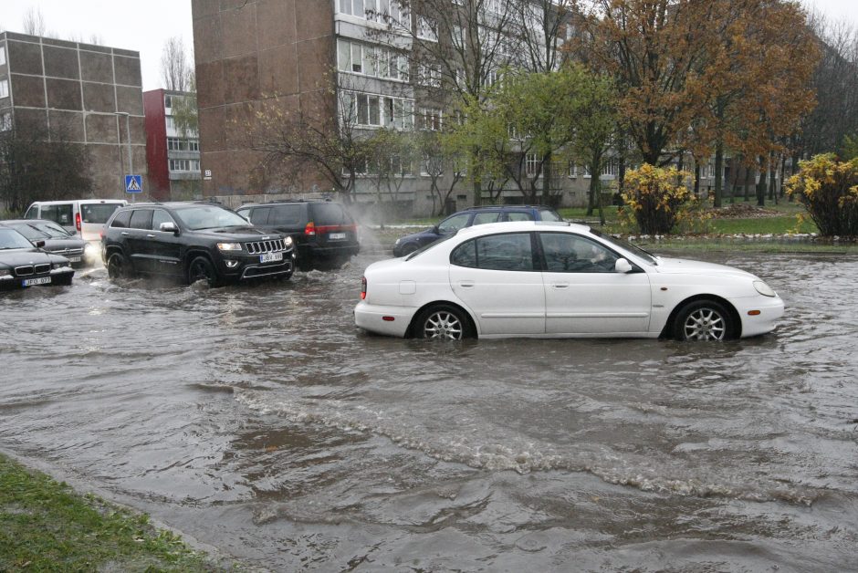 Klaipėda skęsta: užlieti kiemai, sugedusios mašinos (draudikų komentarai)