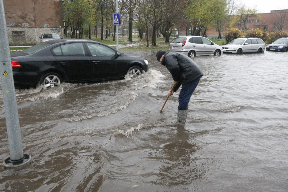 Klaipėda skęsta: užlieti kiemai, sugedusios mašinos (draudikų komentarai)