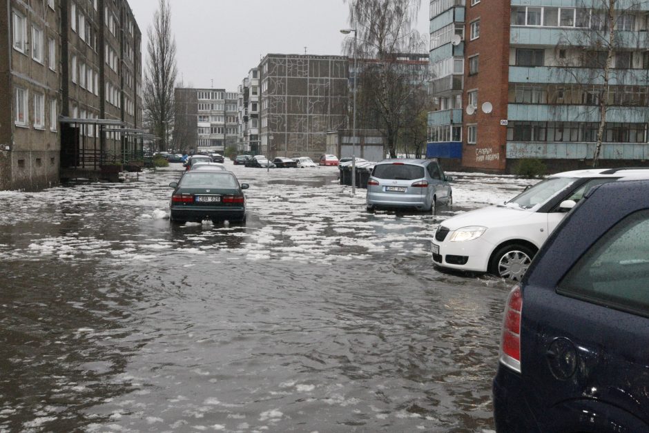 Klaipėda skęsta: užlieti kiemai, sugedusios mašinos (draudikų komentarai)