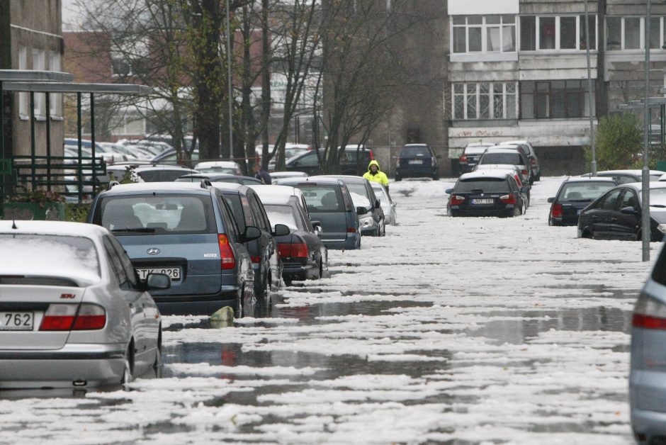 Klaipėda skęsta: užlieti kiemai, sugedusios mašinos (draudikų komentarai)