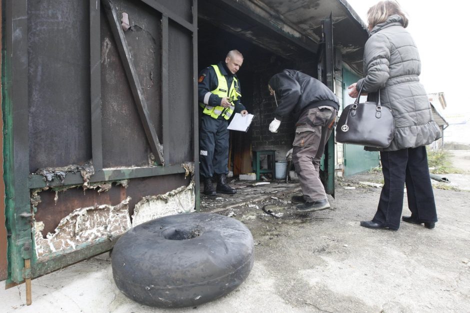 Garaže kilus gaisrui nukentėjo vyras