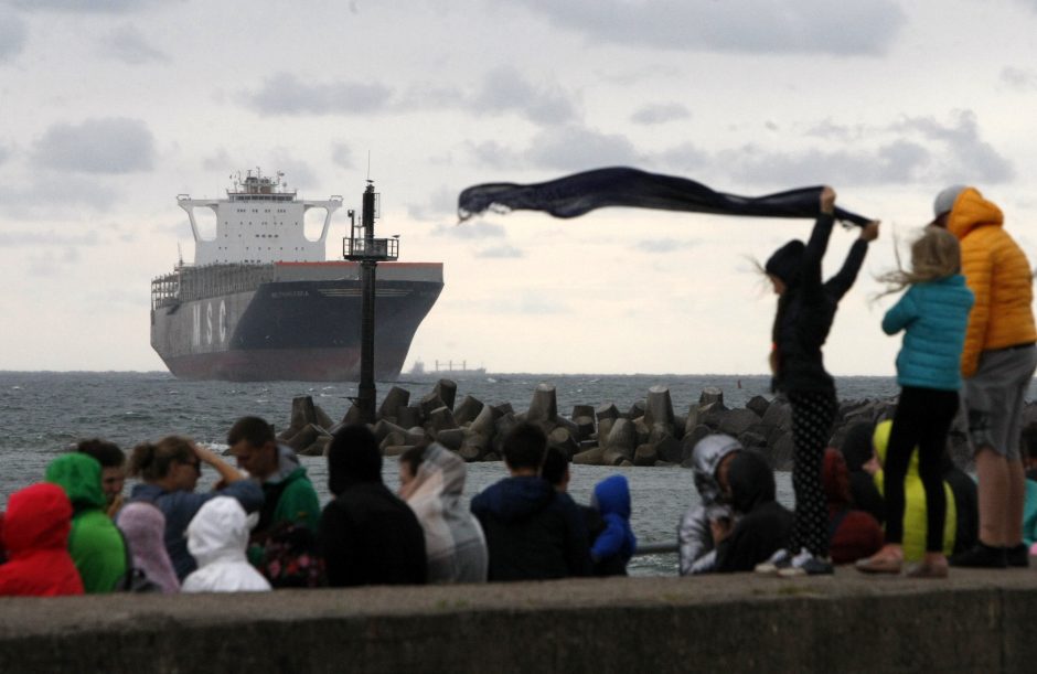 Šimtai klaipėdiečių prie uosto vartų pasitiko jūrų milžiną