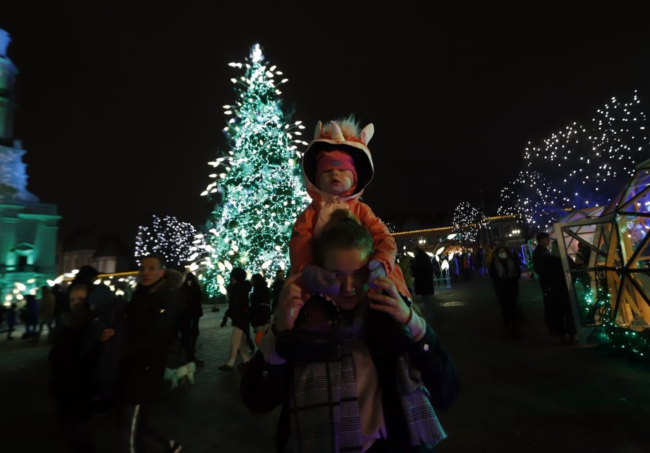 Atkurta eglė džiugina kauniečius: minios smalsuolių traukia pasigėrėti Kalėdų simboliu