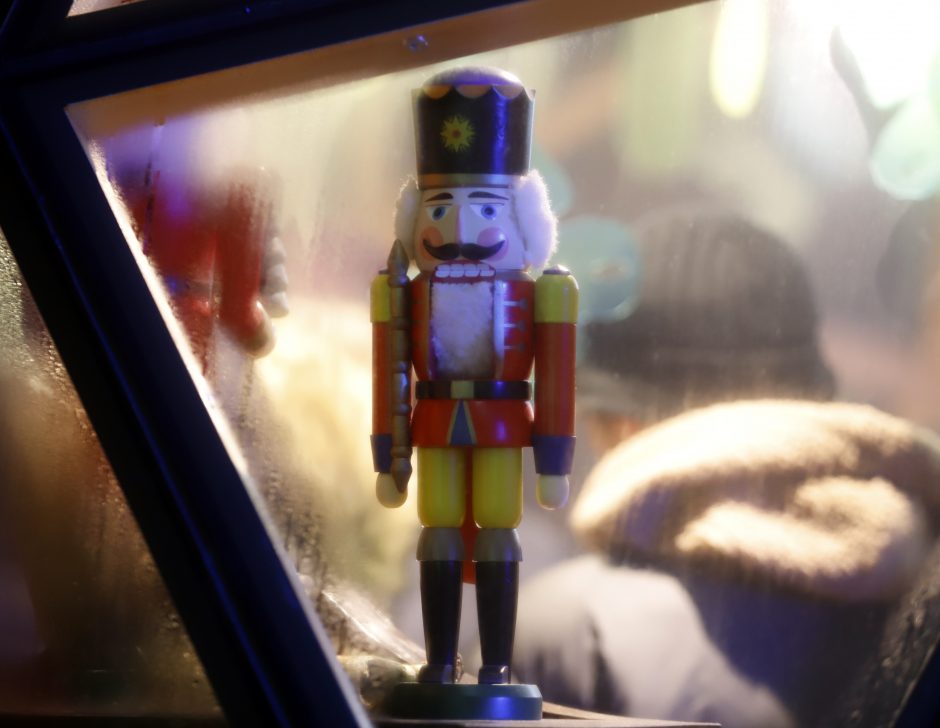 Atkurta eglė džiugina kauniečius: minios smalsuolių traukia pasigėrėti Kalėdų simboliu