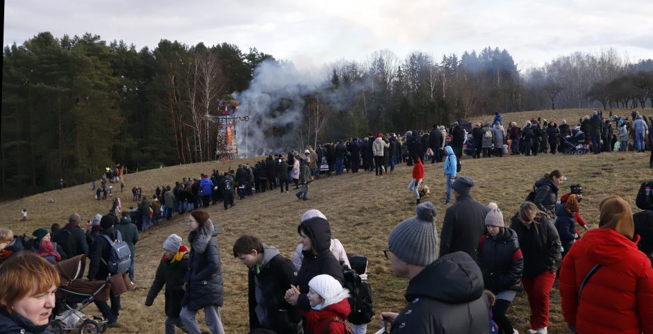 Rumšiškėse žiemą iš kiemo varyti padėjo meška: kartu su Užgavėnių More sudegintas ir blogis