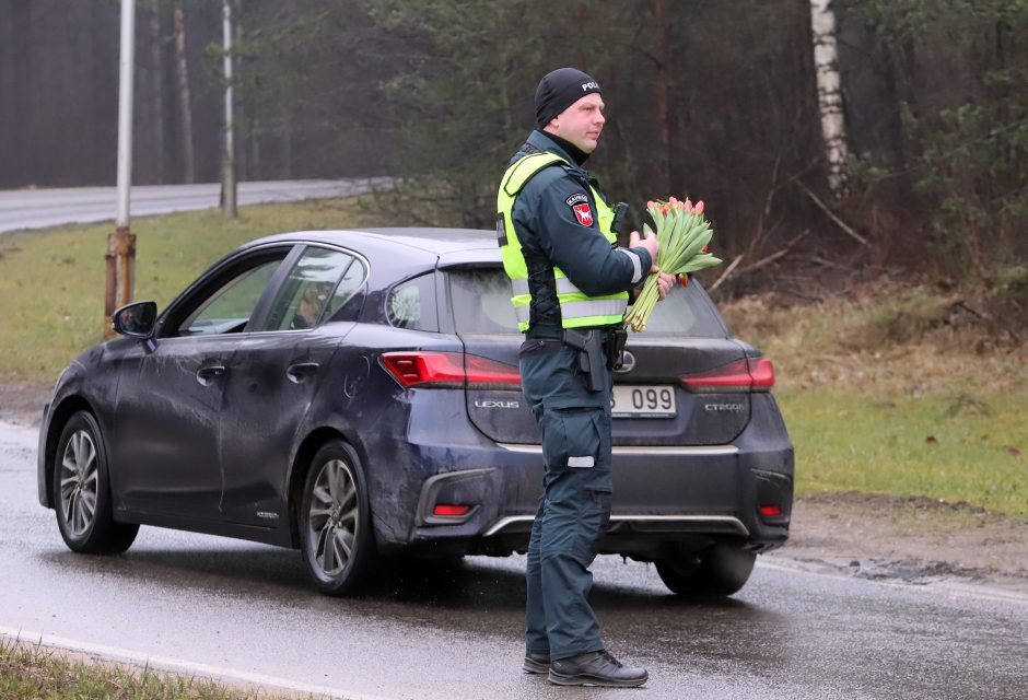 Tęsia tradiciją: Kovo 8-osios proga – išskirtinis pareigūnų dėmesys moterims