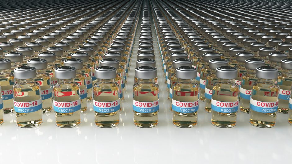 Pasaulyje jau pagaminta daugiau kaip 1 mlrd. vakcinos nuo COVID-19 dozių