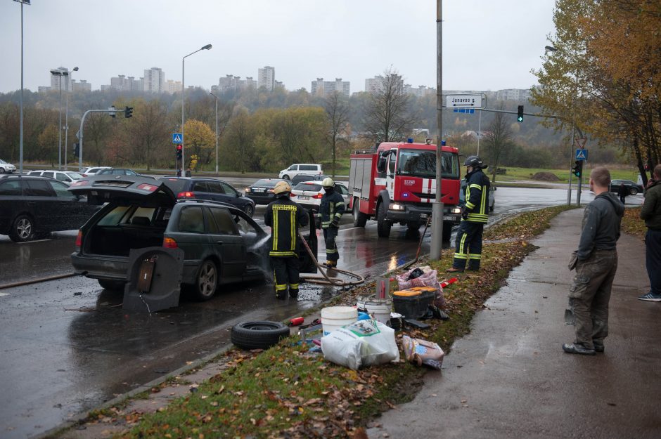 Šiaurės prospekte supleškėjo BMW