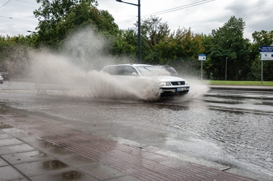 Liūtis Kaune: atviri šuliniai gatvėse, elektros laidai įkalino žmones automobilyje