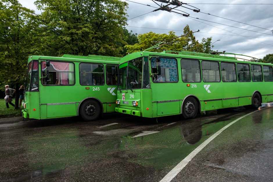 Liūtis Kaune: atviri šuliniai gatvėse, elektros laidai įkalino žmones automobilyje