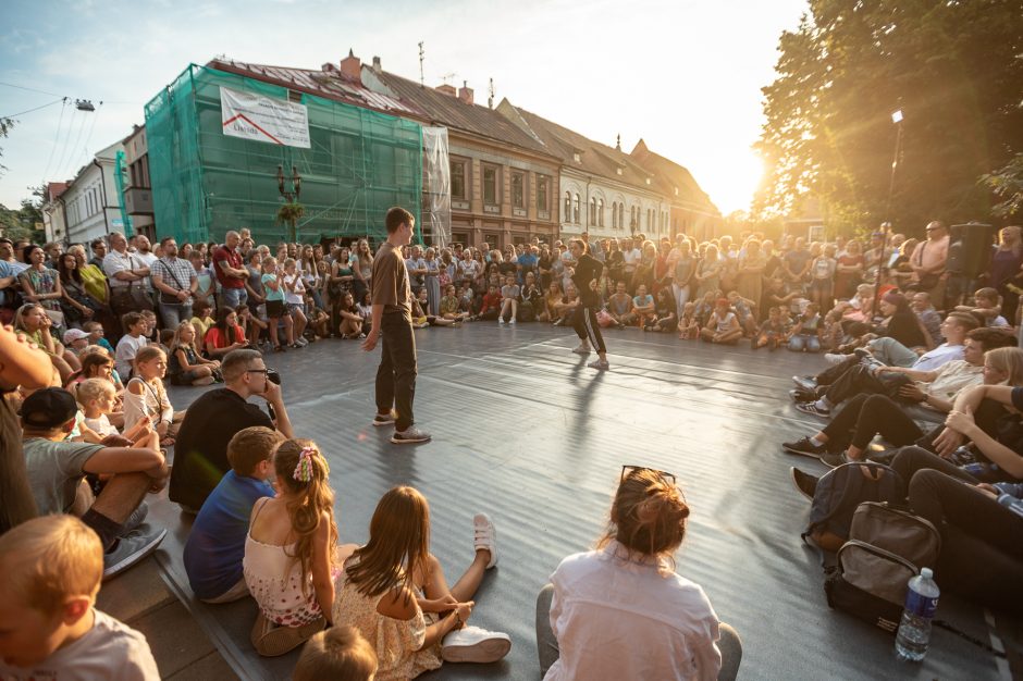 Į „Šokantį senamiestį“ – šokiu vasarą palydėti