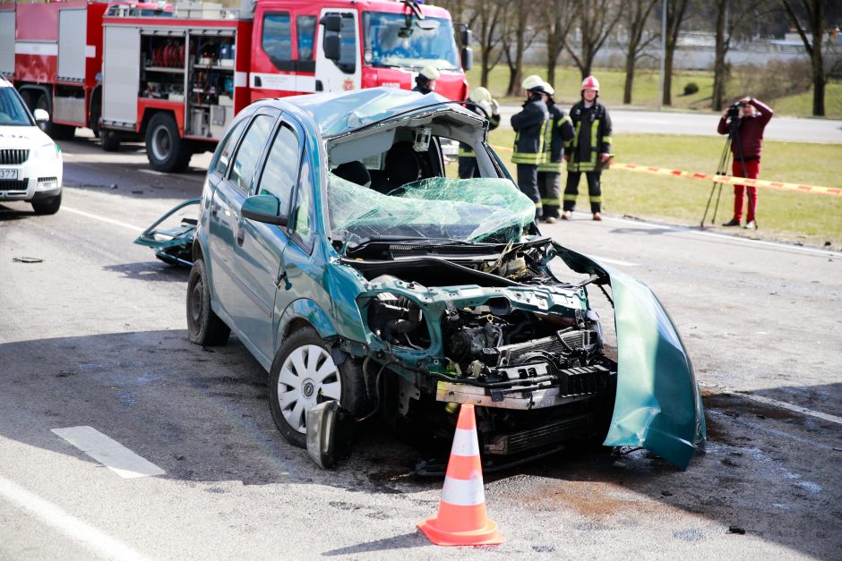 Tragiška avarija Kaune: susidūrus sunkvežimiui ir automobiliui žuvo vairuotojas