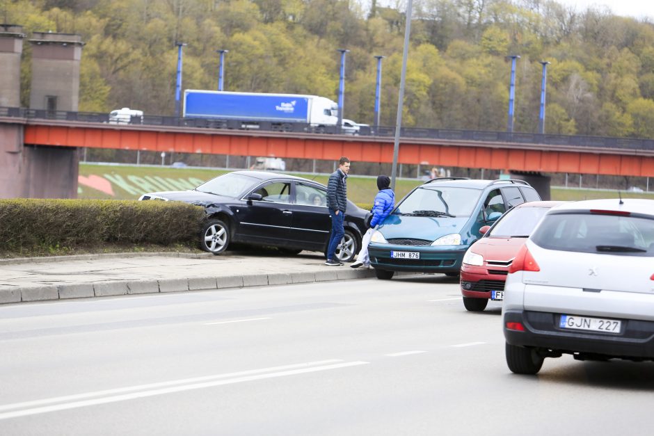 Dėl šlapių padangų – vos ne į stulpą