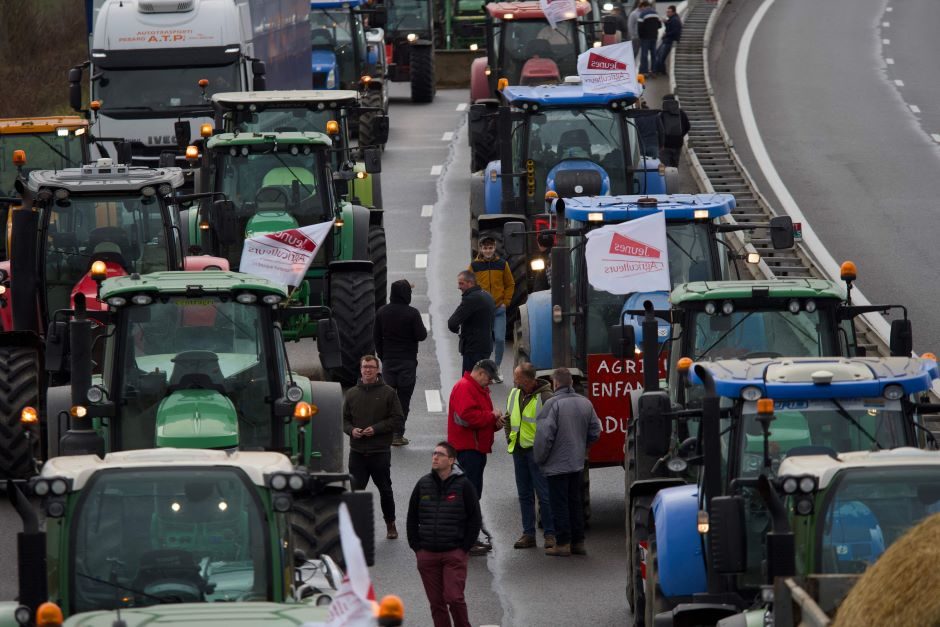 Dėl uždarbių ir taisyklių protestuojantys ūkininkai visoje Prancūzijoje blokuoja kelius