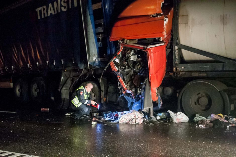 Kauno aplinkkelyje susidūrė vilkikai, sužaloti du žmonės