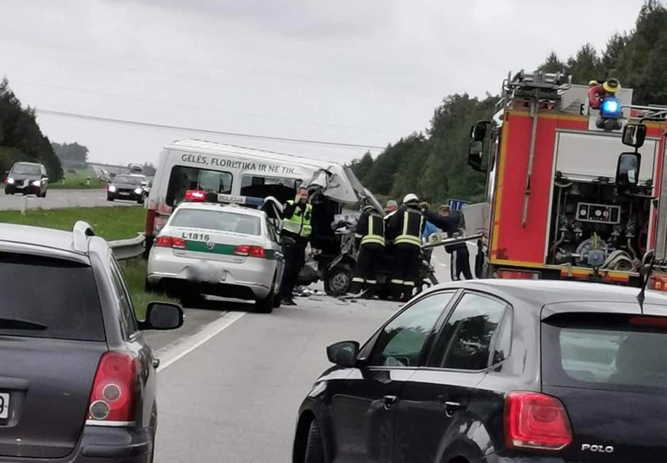 Avarija netoli Gargždų sukėlė klausimų: kodėl vairuotojas nepamatė policijos mašinos?