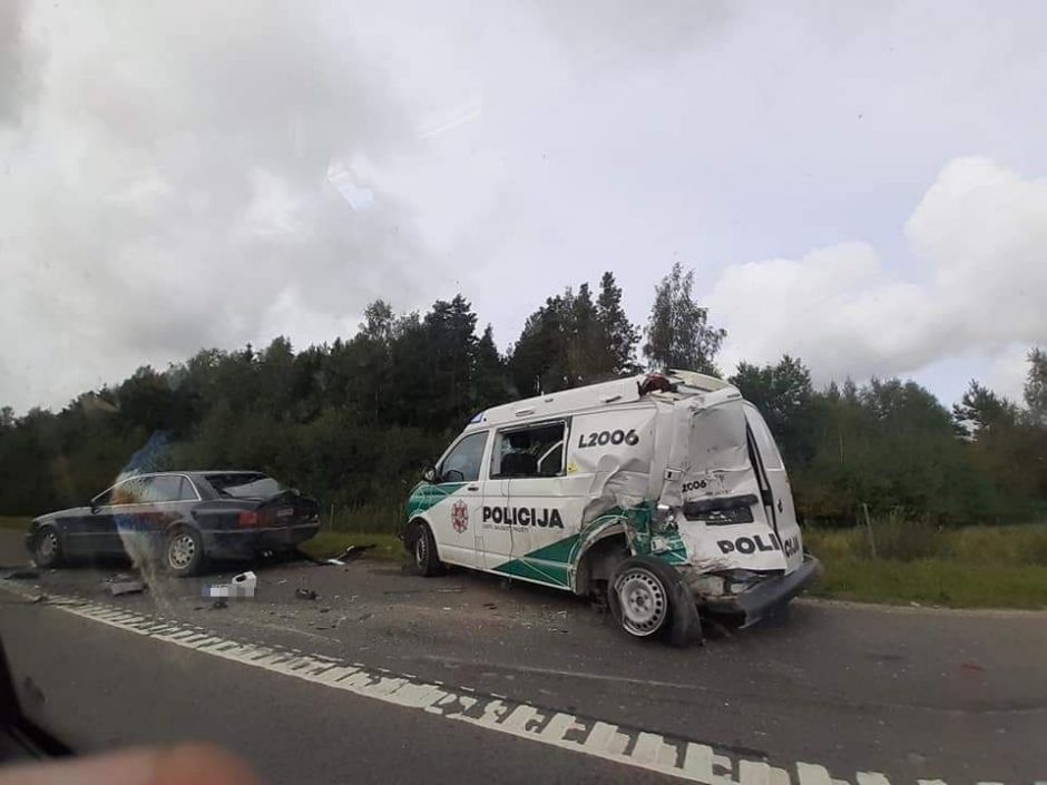 Avarija netoli Gargždų sukėlė klausimų: kodėl vairuotojas nepamatė policijos mašinos?