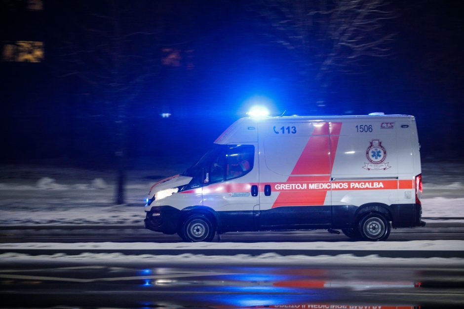Varėnos rajone nuo kelio nuslydus autobusui nukentėjo trys keleivės