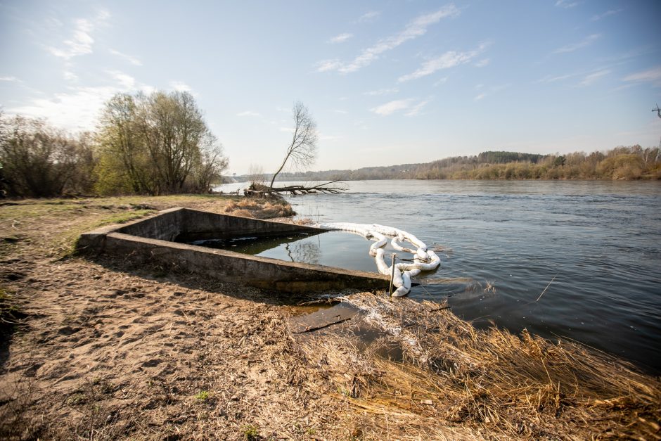 Kauno ugniagesiai aiškinasi didžiulę taršą Nemune