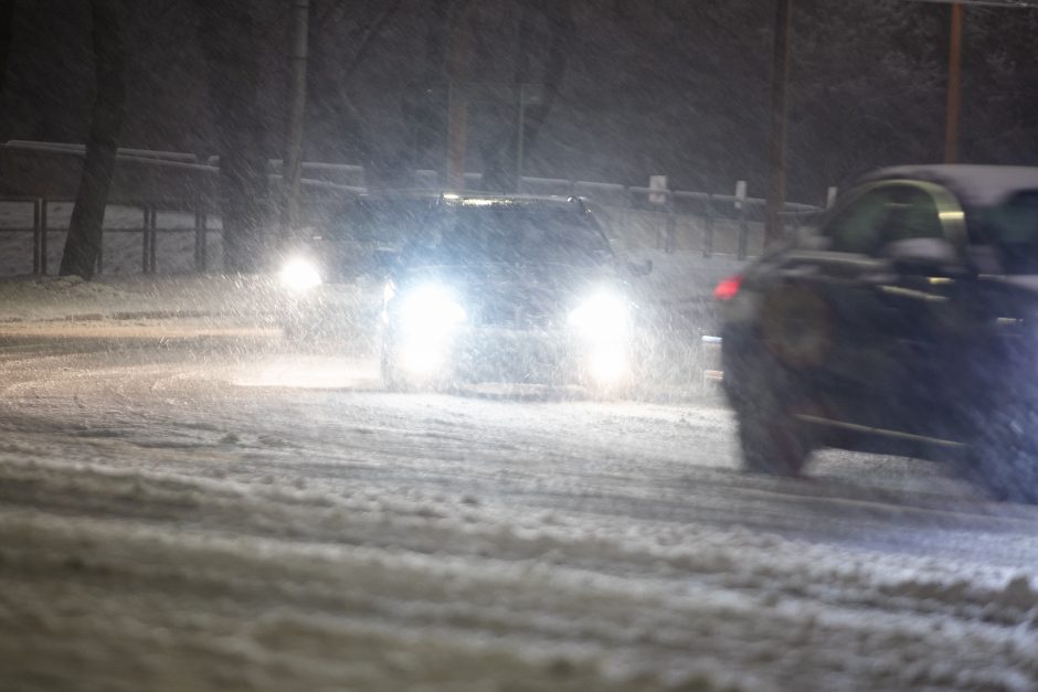 Įspėja: keliuose yra slidžių ruožų, sudėtingesnės sąlygos – Radviliškio rajone