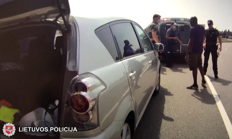 Pasienyje su Lenkija sulaikyti keturi nelegalūs migrantai: pravažiuoti bandė automobiliu
