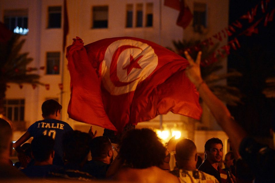 Islamistinė Tuniso partija protestuoja prie kariuomenės blokuojamo parlamento