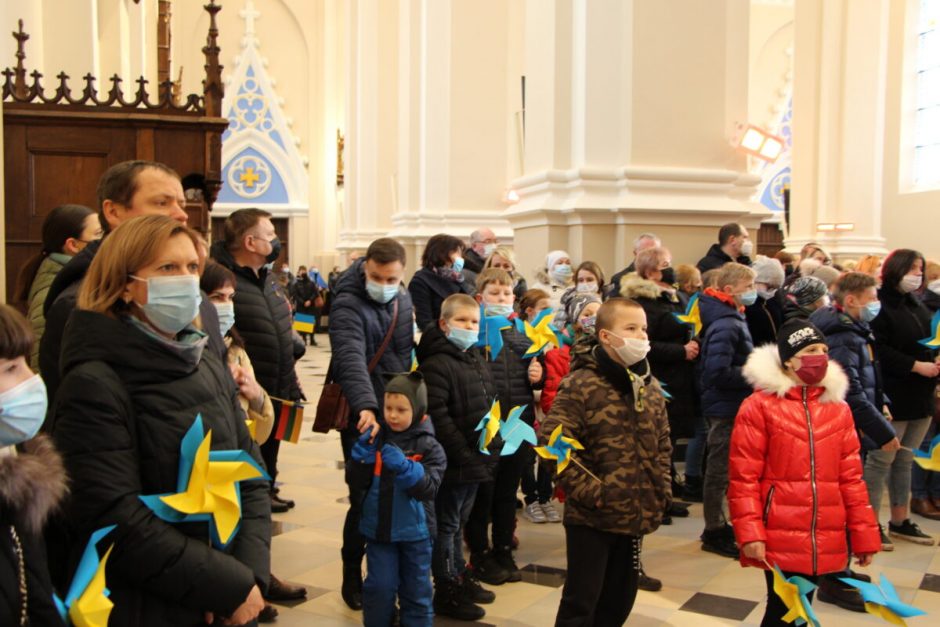 Ukrainą palaiko ir maži miesteliai: bažnyčios pasiruošusios priimti pabėgėlius, renka jiems aukas