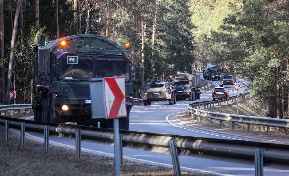 Į NATO priešakinių pajėgų bataliono pratybas Pabradėje vyksta karinė technika