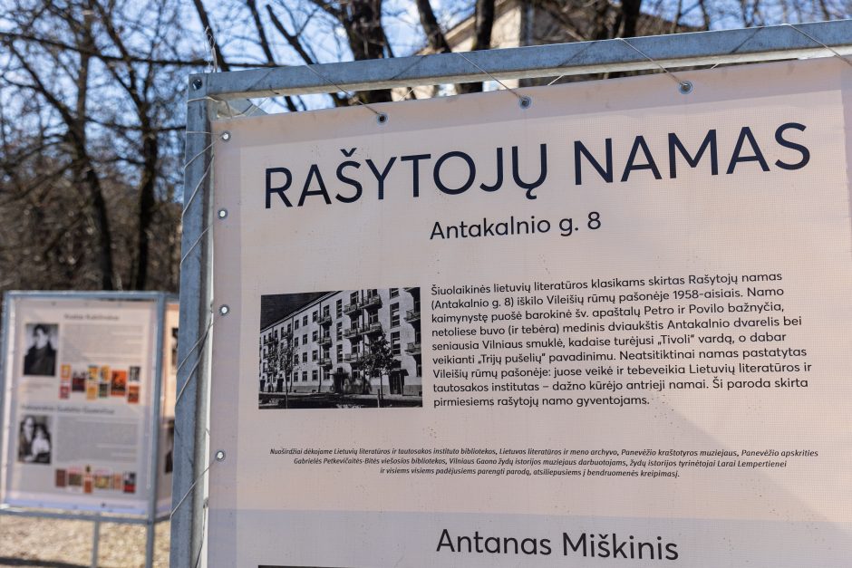  Stendai šalia Rašytojų namų Antakalnyje