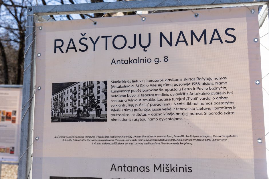  Stendai šalia Rašytojų namų Antakalnyje