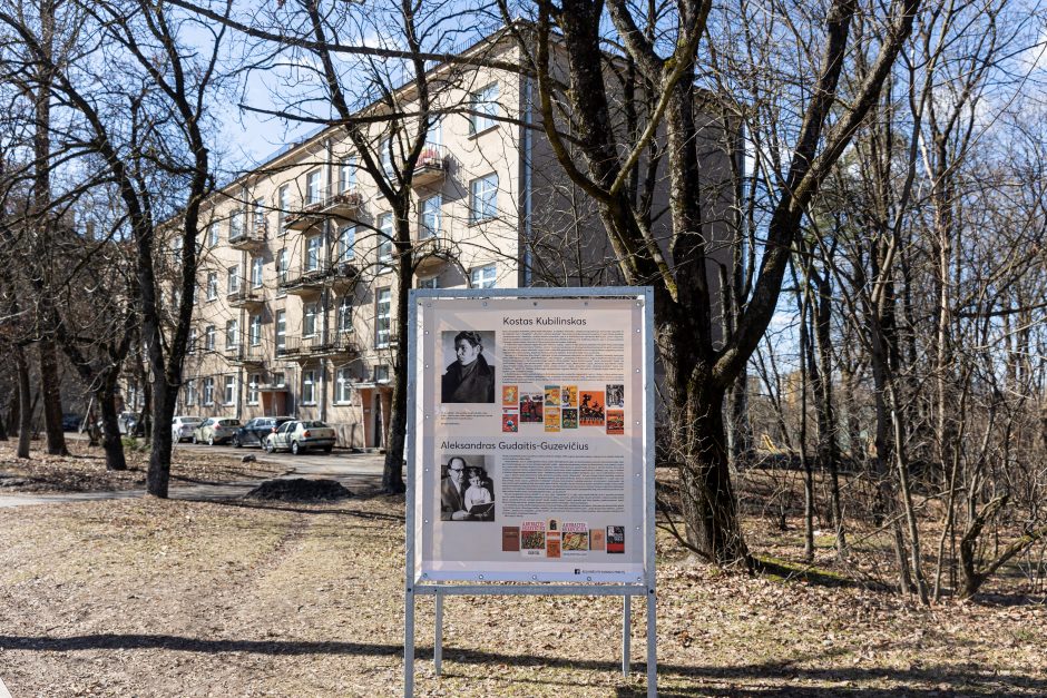  Stendai šalia Rašytojų namų Antakalnyje