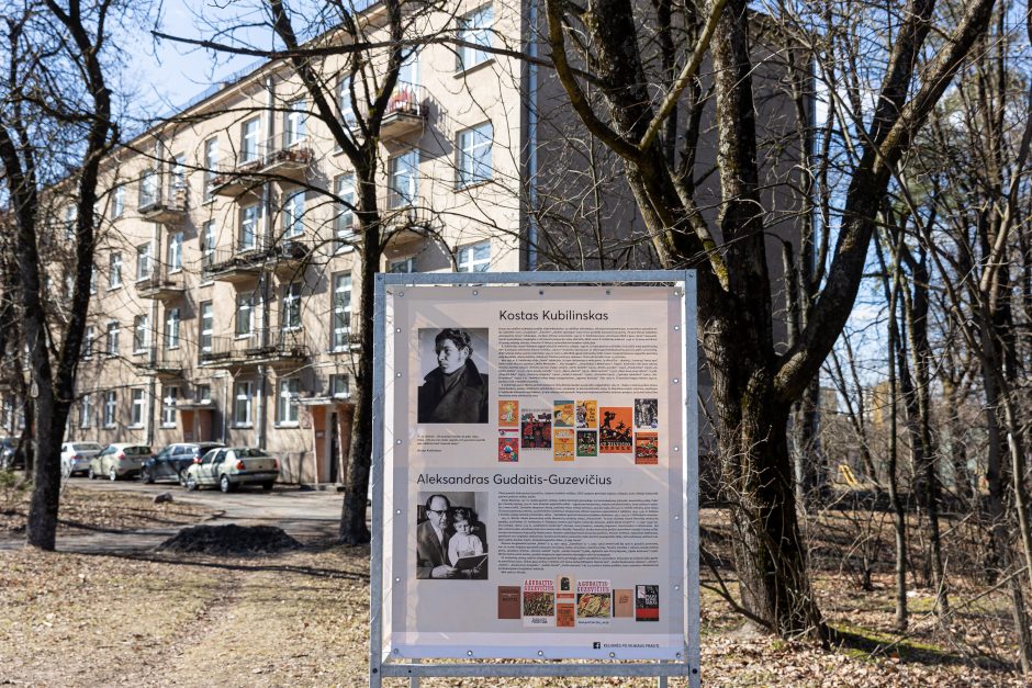  Stendai šalia Rašytojų namų Antakalnyje