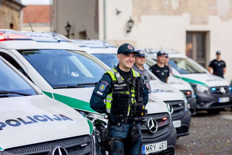 Policijos įstaigoms bus perduota devyniolika naujų mikroautobusų