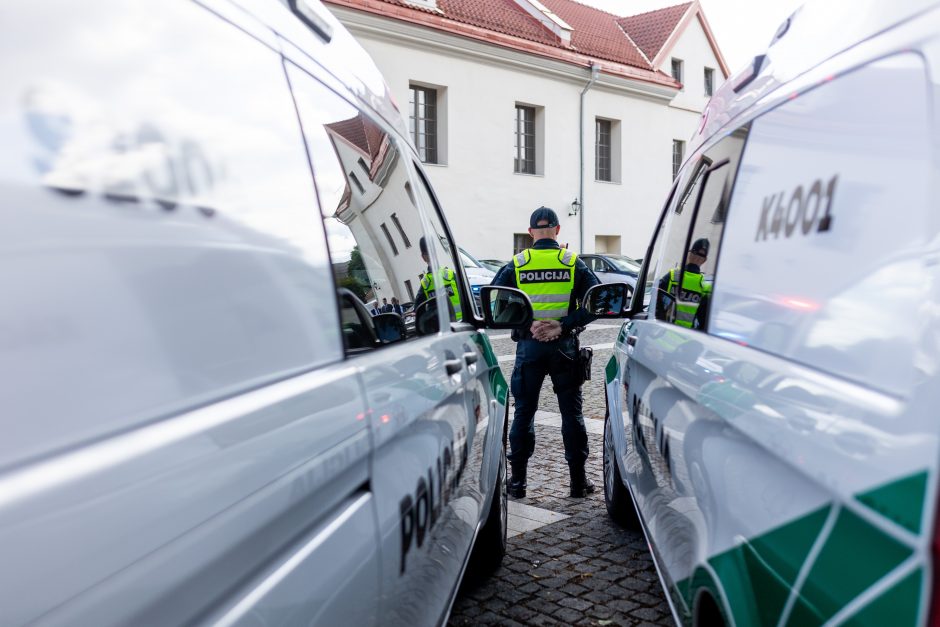 Policijos įstaigoms bus perduota devyniolika naujų mikroautobusų