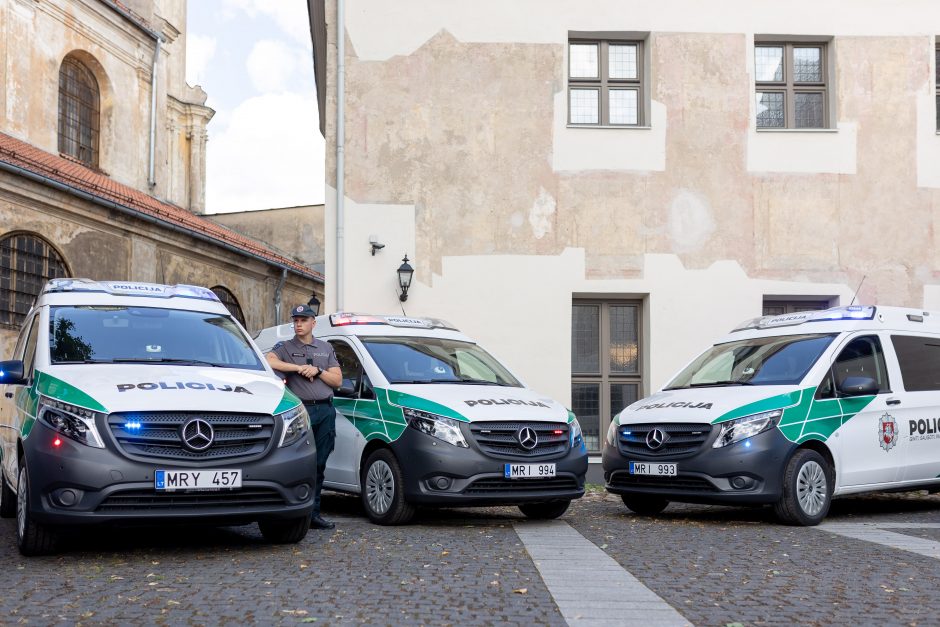 Policijos įstaigoms bus perduota devyniolika naujų mikroautobusų