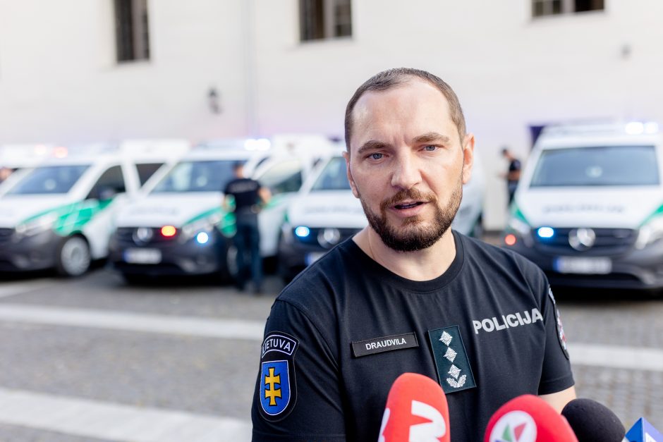 Policijos įstaigoms bus perduota devyniolika naujų mikroautobusų