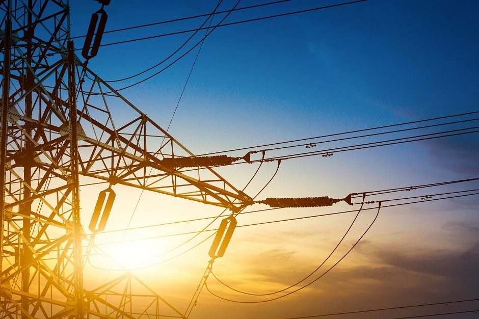 Vieni elektros tiekėjai nenori sumaišties, kiti ragina dabar keisti sutartis