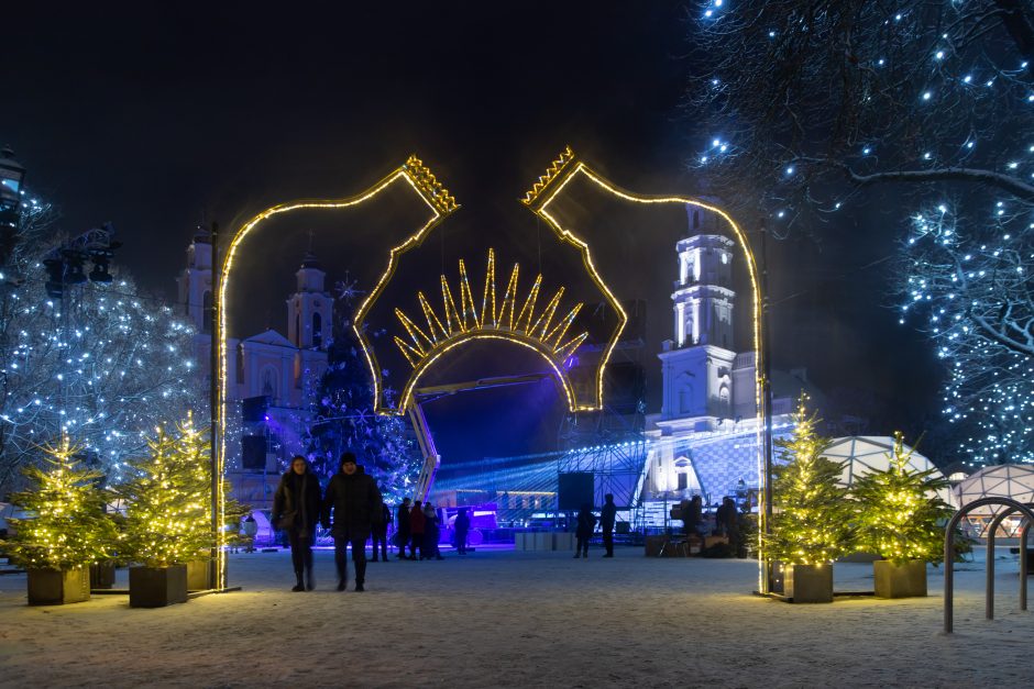 Rotušės aikštėje – paskutiniai darbai prieš Kalėdų eglės įžiebimą