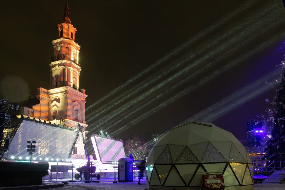 Rotušės aikštėje – paskutiniai darbai prieš Kalėdų eglės įžiebimą